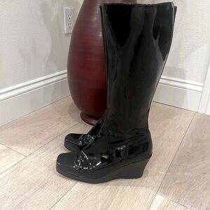 La Canadienne Like NEW, patent leather waterproof boots!!